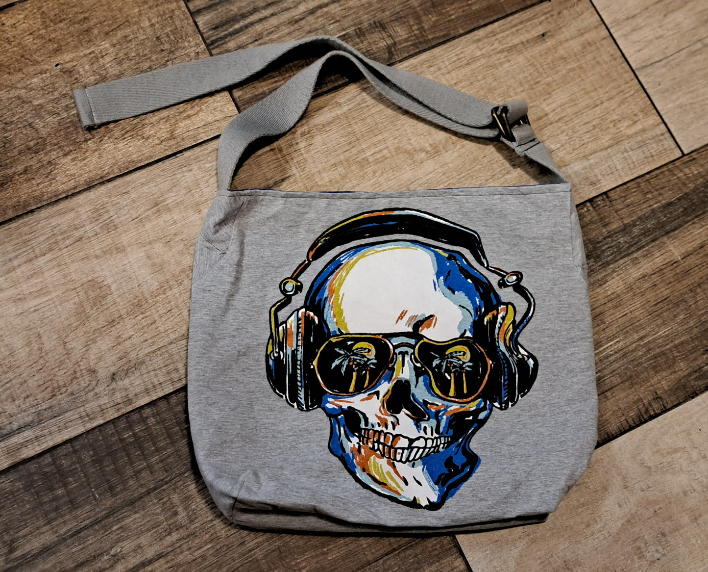 Tote- Gray Skull w/headphones
