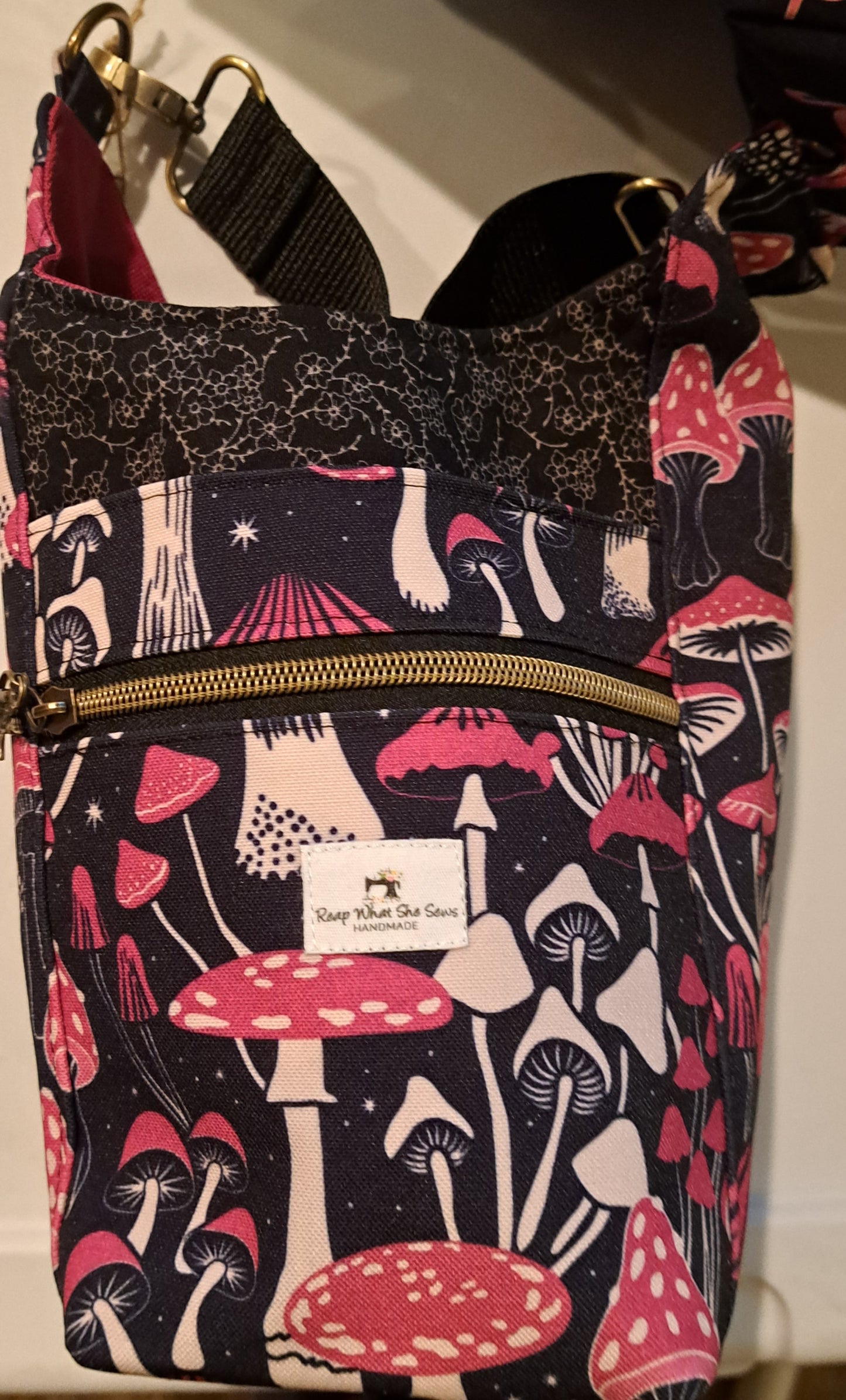 Mushroom print water bottle bag