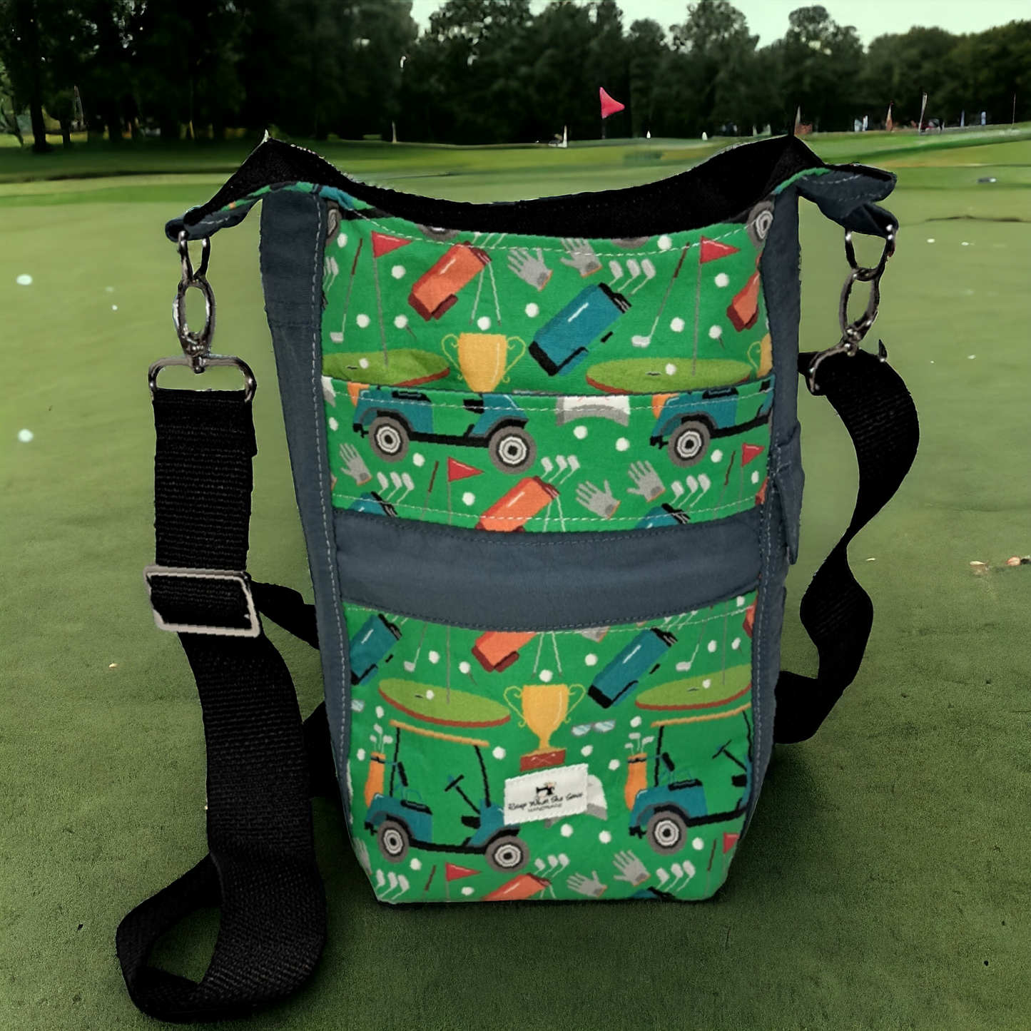 Golfing print water bottle bag